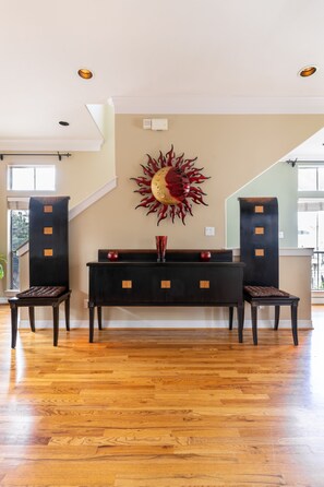 Interior - Washington Corridor & Park Living by RedAwning (Houston)