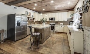 Frigorífico, microondas, horno y cafetera o tetera