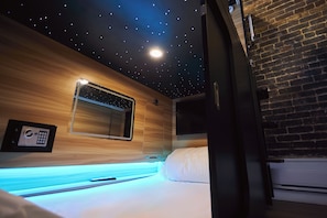 Room - Capsule  (Montréal)