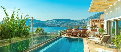 Outdoor pool, a heated pool