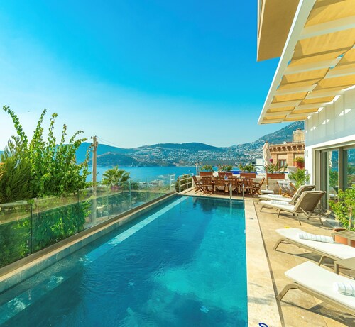 Award Winning Panoramic 4-bed/bath villa 100 m. from beach, pool, jacuzzi, sauna