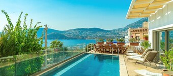 Award Winning Panoramic 4-bed/bath villa 100 m. from beach, pool, jacuzzi, sauna