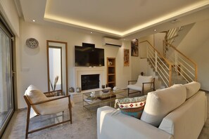 TV connectée, cheminée, table de tennis de table