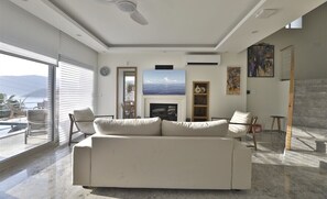 Smart TV, fireplace, ping pong