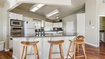 Fridge, microwave, oven, coffee/tea maker