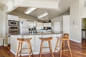 Refrigerador, microondas, horno, cafetera/tetera