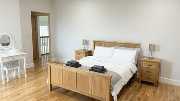 4 phòng ngủ, nôi (giường cho trẻ sơ sinh) miễn phí, bộ trải giường