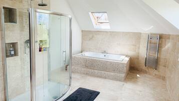 Buồng tắm vòi sen, khăn tắm