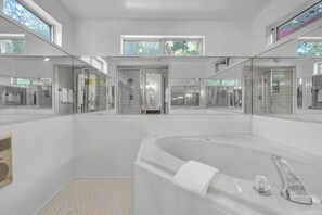 Ducha, secador de pelo y toallas
