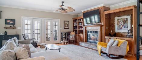 Televisio, takka, kirjoja