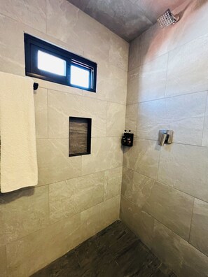 Classic Room, City View | Bathroom | Shower, eco-friendly toiletries, hair dryer, bathrobes - SUITES DEL JARDIN PRINCIPAL (Guanajuato)