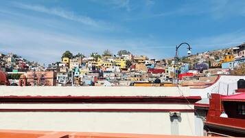 Quarto clássico, vista para a cidade | Terraço/pátio