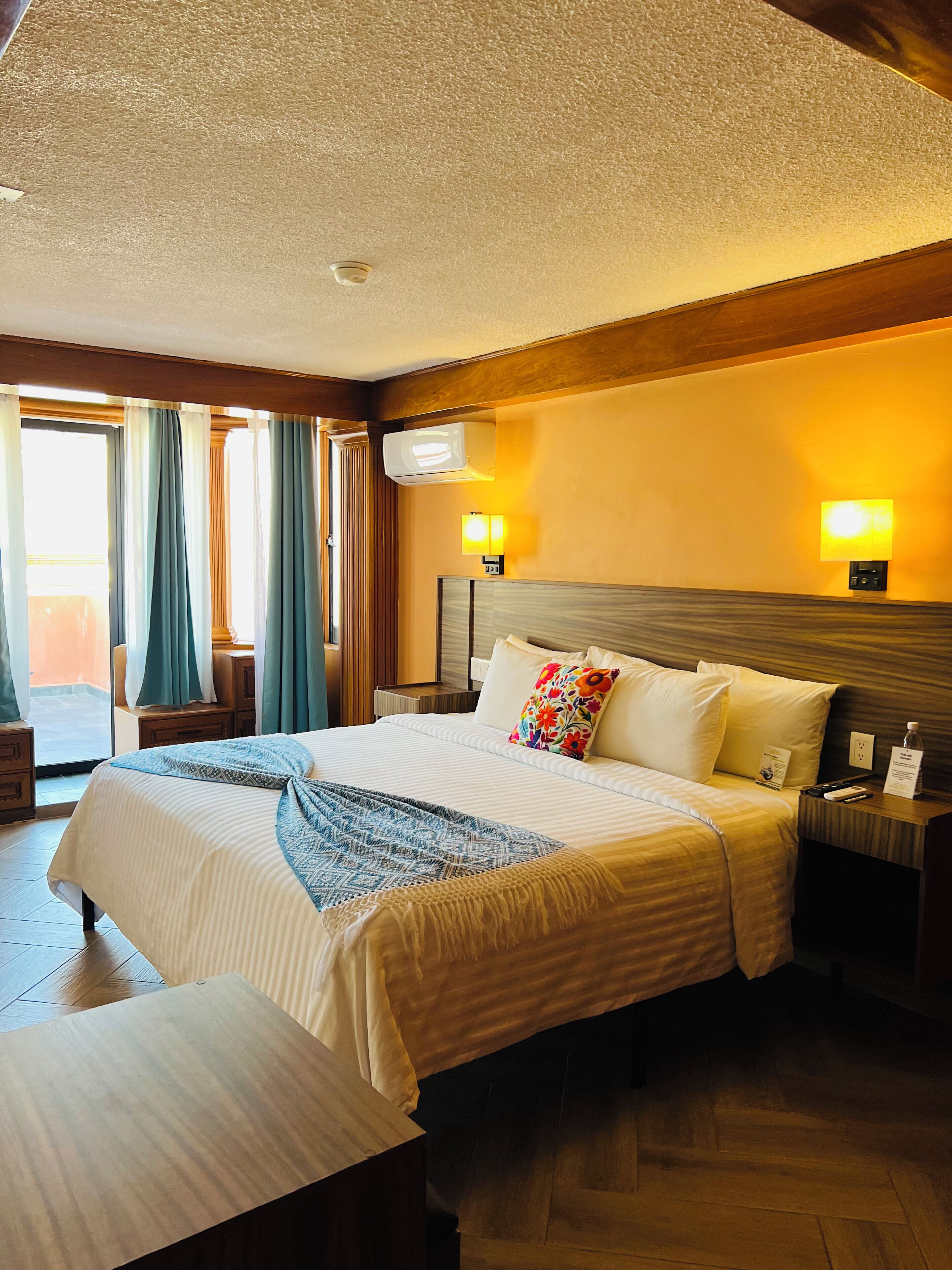 Suíte superior, vista para a cidade | Cofres nos quartos, cortinas blackout, ferros/tábuas de passar roupa