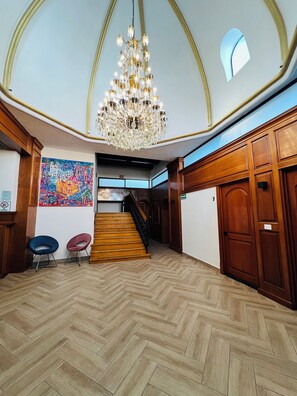 ฝ่ายต้อนรับ