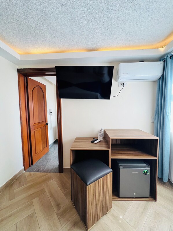 Suite monolocale, vista montagna | Una cassaforte in camera, tende oscuranti, ferro/asse da stiro