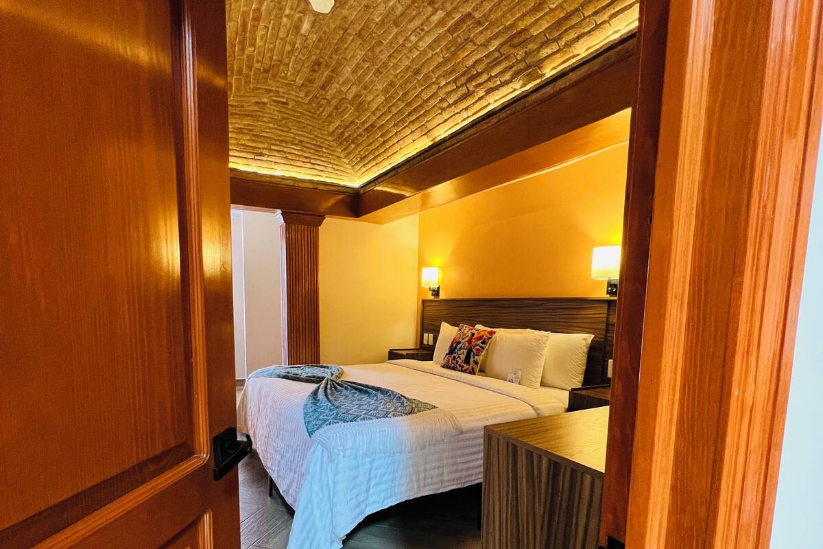 Una cassaforte in camera, tende oscuranti, ferro/asse da stiro