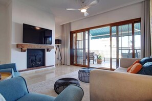 Smart TV, chimenea, libros, estéreo