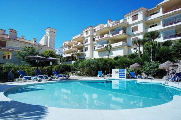 حمّام سباحة خارجي