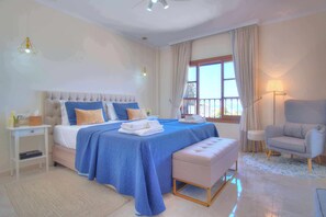 2 عدّة غرف نوم وخزنة داخل الغرفة ومكتب ومكواة/لوح كي