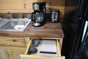 Batterie de cuisine, vaisselle et ustensiles, tables à manger