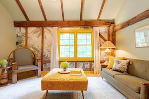 Smart TV, fireplace, books, music library - Hudson Retreat - 1780s Renovated Barn (Hudson)
