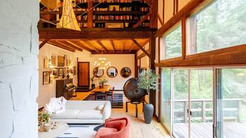 Smart TV, chimenea, libros, biblioteca de música