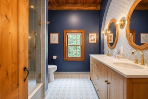 Shower, hair dryer, towels, soap - Hudson Retreat - 1780s Renovated Barn (Hudson)