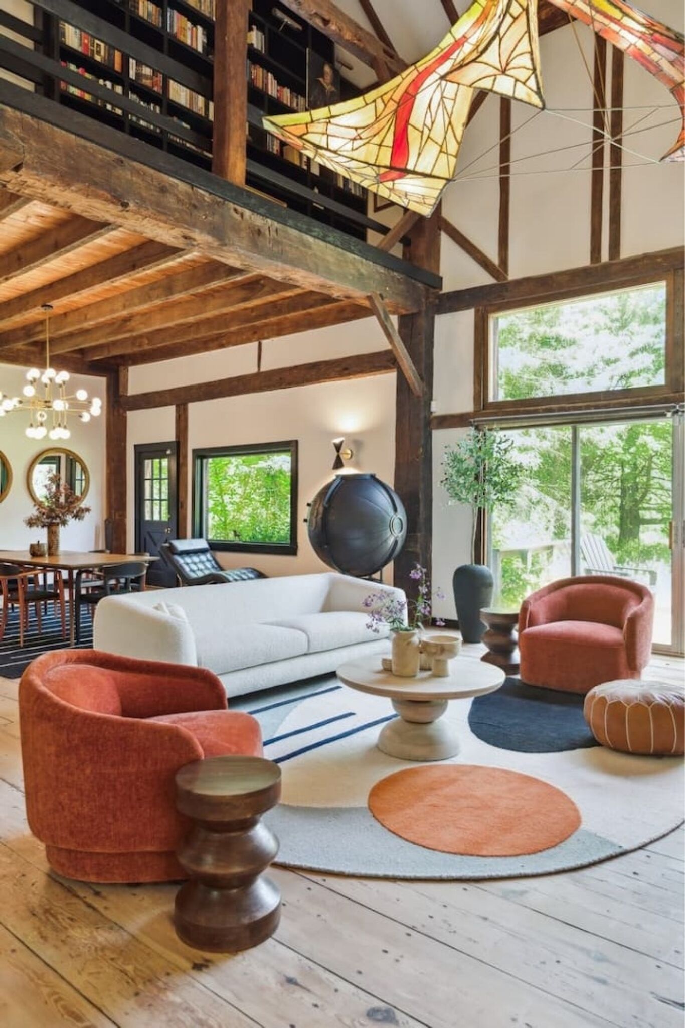 Een smart-tv, een open haard en boeken