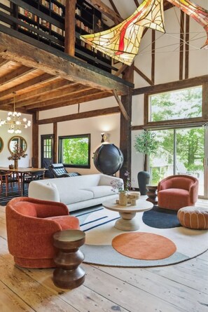 スマートテレビ、暖炉、書庫