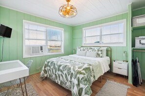 2 bedrooms, WiFi, bed sheets - Mingo Manor (2-Bedroom Home) - Pets Allowed by RedAwning (Freeport)