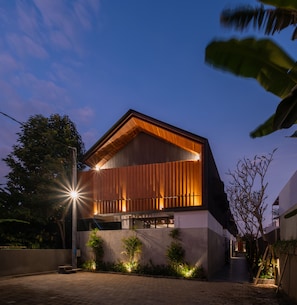 Front of property – evening/night - Casaluna Ubud Villas (Ubud)