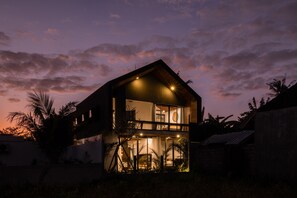 Fassade der Unterkunft – Abend/Nacht