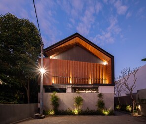 Façade de l’hébergement - soirée/nuit