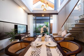 ヴィラ 2 ベッドルーム バルコニー | 客室内のダイニングエリア