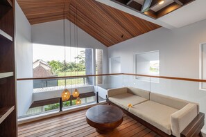 Villa, 2 chambres, balcon | Coin séjour | TV connectée de 50 pouces avec chaînes numériques