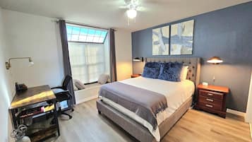 1 habitación, tabla de planchar con plancha y cuna de viaje