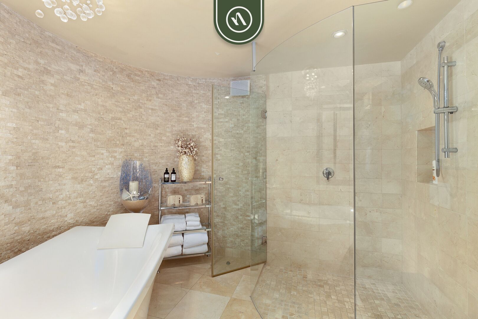 Une salle de bain moderne avec une douche à parois de verre, une baignoire blanche et une étagère contenant des articles de toilette.
