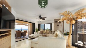Una sala de estar moderna con un sofá, un televisor y un ventilador de techo.