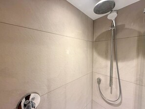 Eco-friendly toiletries, hair dryer, towels - Sleek studio apartment with lift Near Regents Park (London)