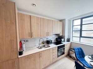 Frigorifero, microonde, forno, piano cottura