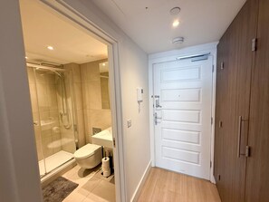 Articles de toilette écologiques, sèche-cheveux, serviettes fournies