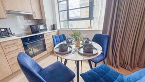 Una cocina moderna con comedor.