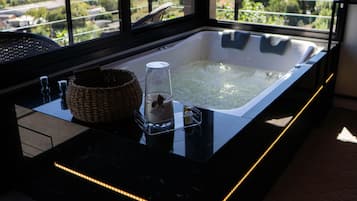 Deep soaking bathtub