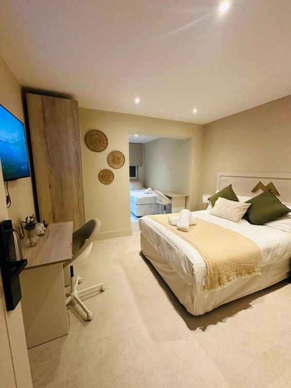 Deluxe Triple Room | Individually furnished, desk, laptop workspace, soundproofing - MSM Arena Hotel (London)