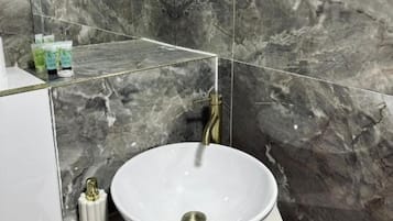 Bruser, gratis toiletartikler, hårtørrer, håndklæder