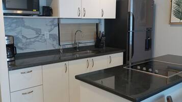 Deluxe Apartment | Private kitchen | Fridge, freezer