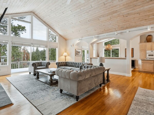 Televisión, chimenea, futbolito y libros 