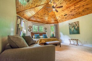 5 bedrooms, iron/ironing board, WiFi, bed sheets - Spacious 5-bedroom house in serene Sevierville with Pool and free WiFi (Sevierville)