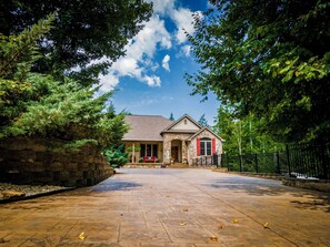 Exterior - Spacious 5-bedroom house in serene Sevierville with Pool and free WiFi (Sevierville)