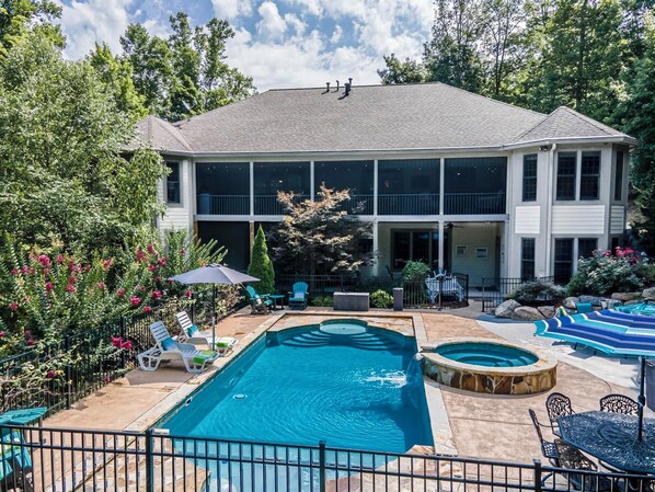 Pool - Spacious 5-bedroom house in serene Sevierville with Pool and free WiFi (Sevierville)